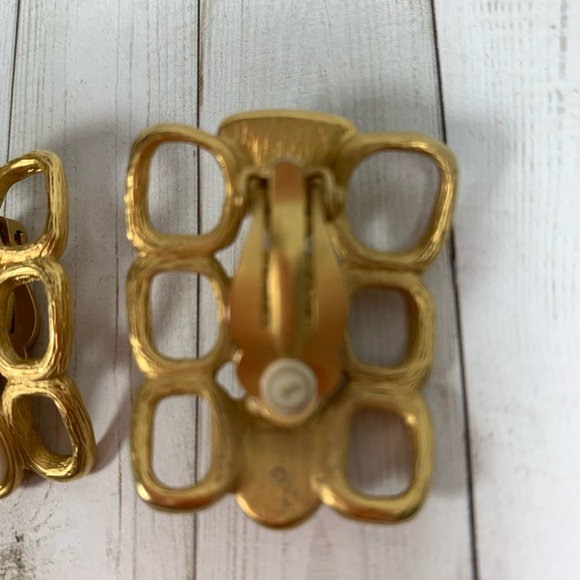 Vtg Avon Clip Earrings Antique Gold and Pearl 1.5” - Picture 3 of 4